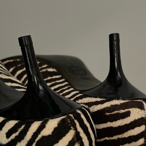Michael Kors Zebra Print Pointy Toe Size 7 Pony Hair Exterior.Color: Black/White - Picture 2 of 6